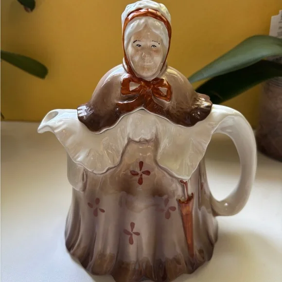 Little Old Lady Teapot Made in England 1930s Antique - Picture 1 of 14